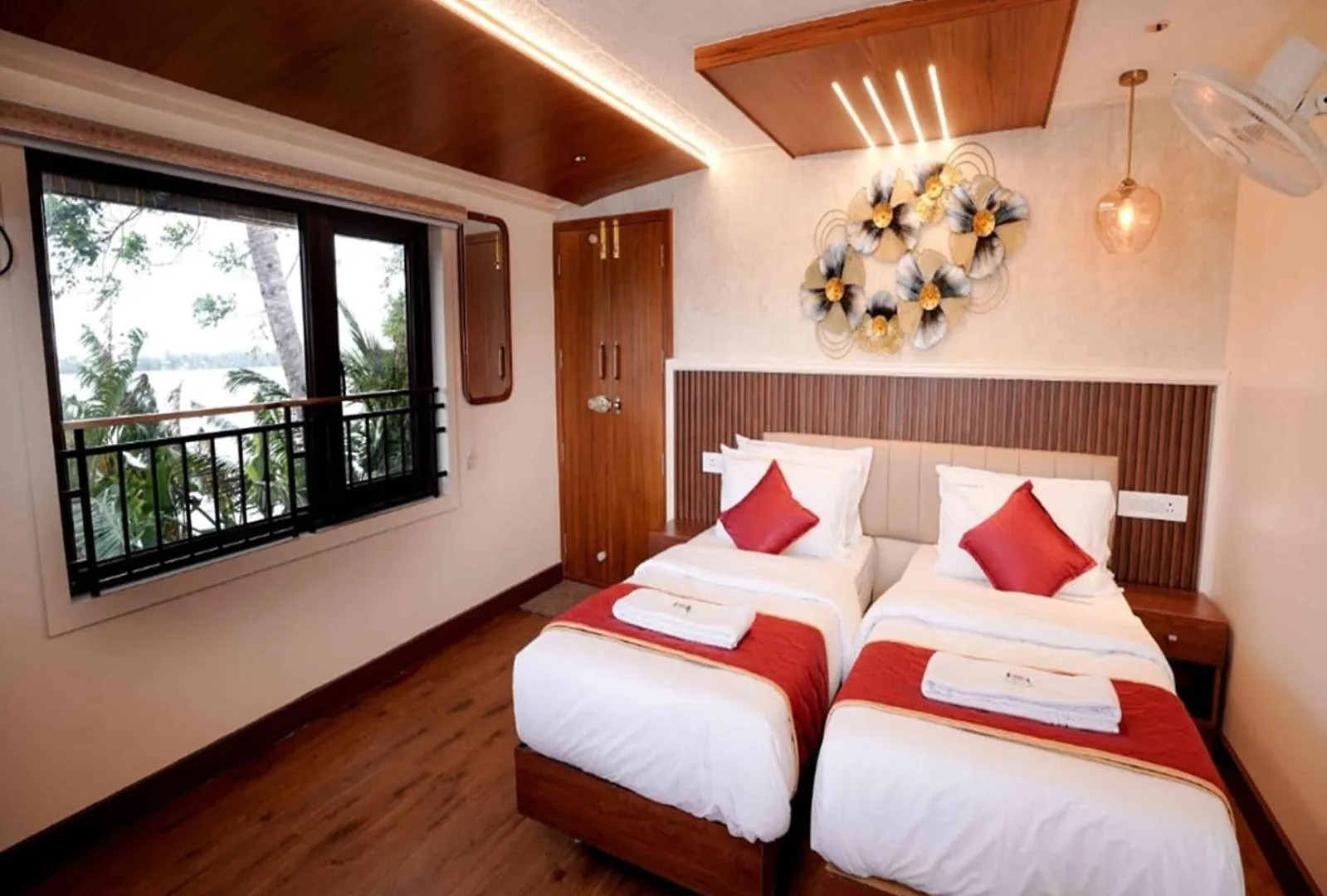 Botel Ultra Luxury House Boat Alleppey By LexStays Alappuzha